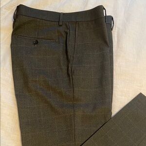 J. M. Haggar Stylish Black Plaid Trousers flat front. Size 33 x 32. Slim fit.